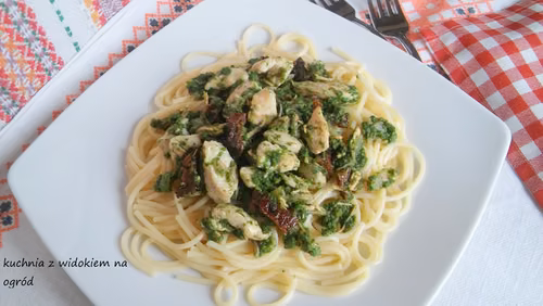 Spaghetti z kurczakiem, szpinakiem i suszonymi pomidorami.