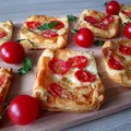 Ciasto francuskie z mozzarella i pomidorami - Przekąski na ciepło