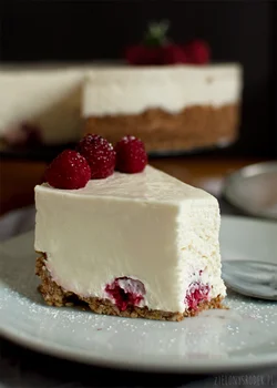 sernik na zimno z białą czekoladą i mascarpone na orzechowym spodzie