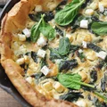 Dutch Baby z fetą i szpinakiem