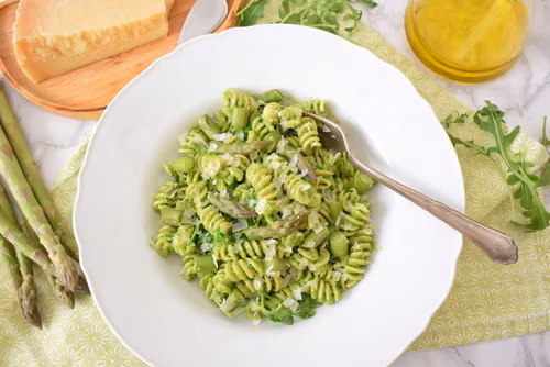 Makaron ze szparagami i pesto z rukoli