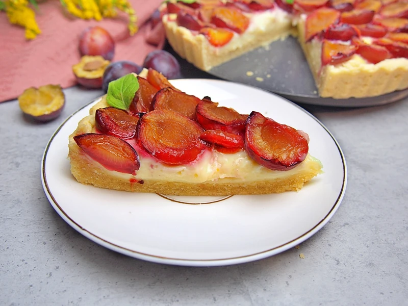 Tarta ze śliwkami i budyniem
