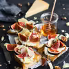 Grzanki z kozim serkiem, figami, orzechami i parmezanem