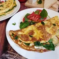 Omlet z camembertem i szpinakiem