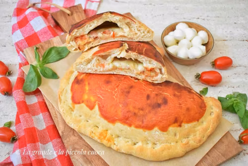 Włoskie calzone z szynką, serem i sosem pomidorowym