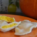 Pierogi z dynią i serem pleśniowym