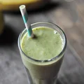 Koktajl z płatkami owsianymi, bananem i szpinakiem