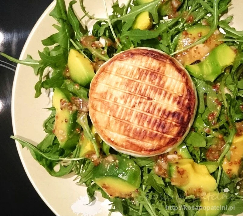 Smażony camembert z rukolą i awokado