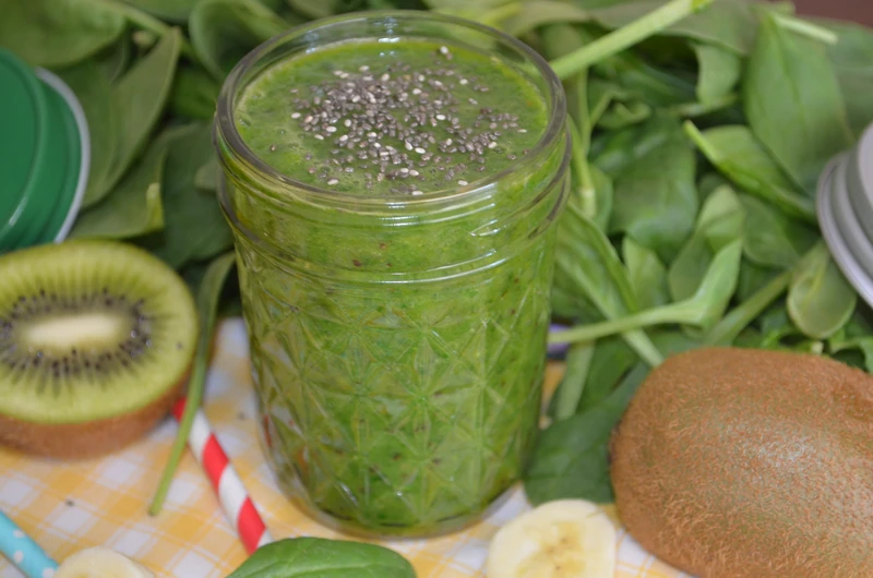 Zielony koktajl ze szpinakiem, avocado, kiwi i bananem