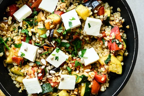 Smażony bulgur z fetą i warzywami