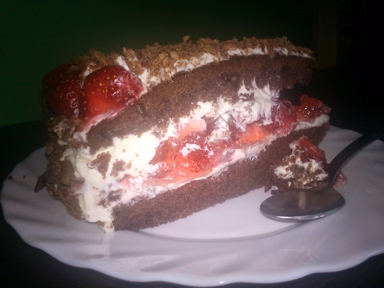 Tort czekoladowy z kremem, galaretką i owocami