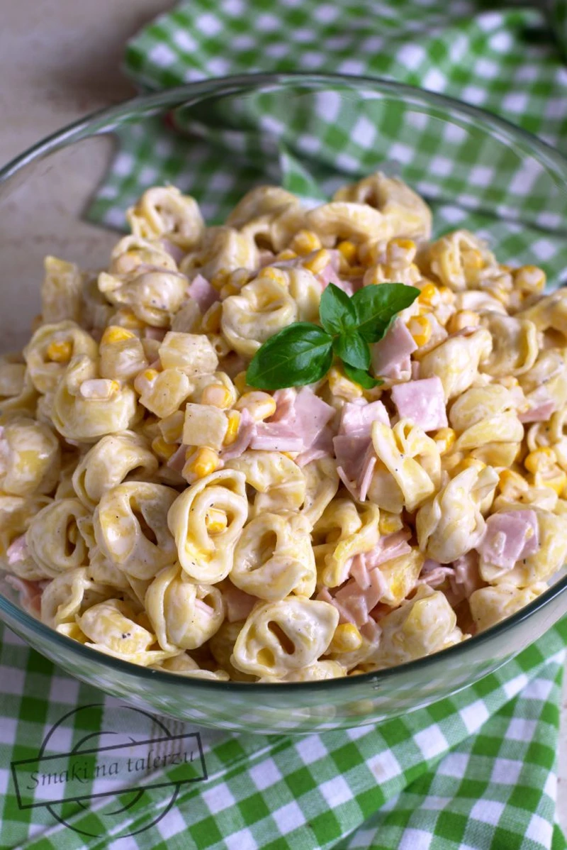 Sałatka z tortellini i ananasem