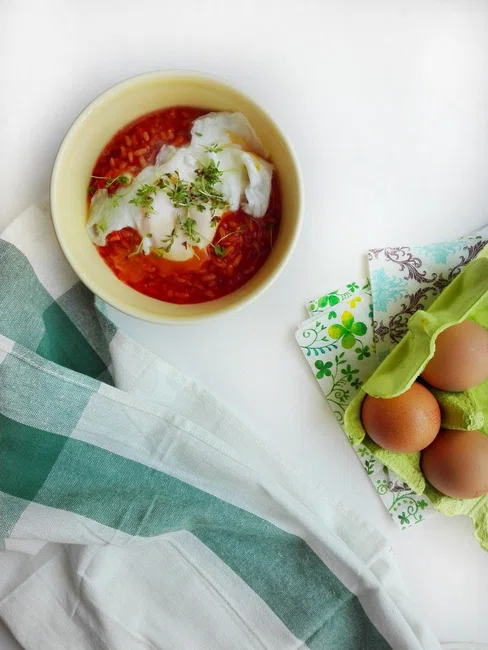 Pomidorowy ryż z jajkiem w koszulce, zdrowy i pożywny obiad z 3 składników