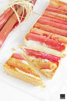 Tarta z karmelizowanym rabarbarem i kremem budyniowym