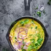Omlet z wędzonym twarogiem i groszkiem