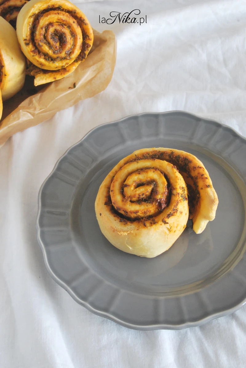 Drożdżowe ślimaczki z pesto z jarmużu i suszonych pomidorów