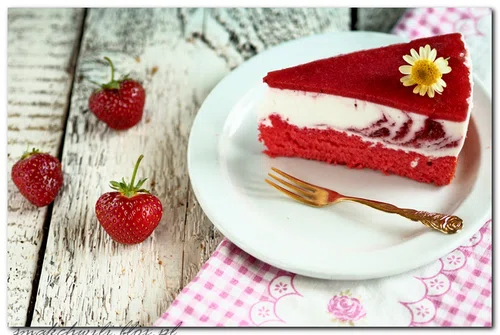Sernik na zimno truskawkowa zebra
