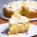 Orkiszowa tarta z jabłkami i bezą