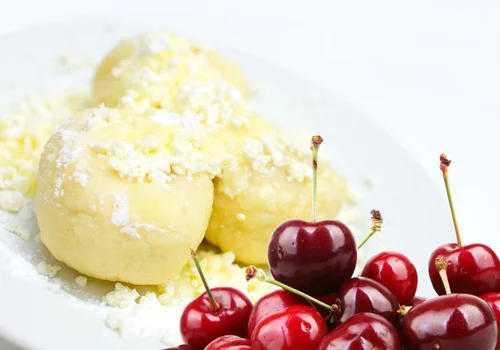 Te knedle staną się hitem letnich obiadów! Dzieci uwielbiają ich słodki smak i miękką konsystencję