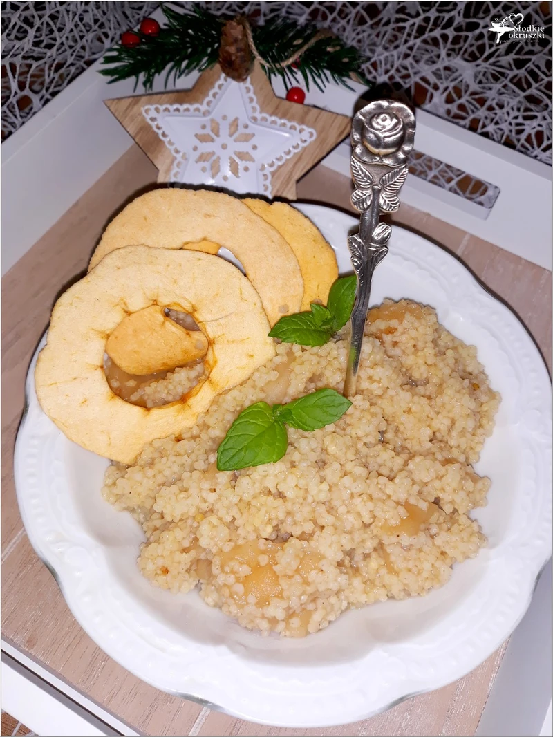 Korzenno-miodowa kasza jaglana z suszonymi jabłuszkami