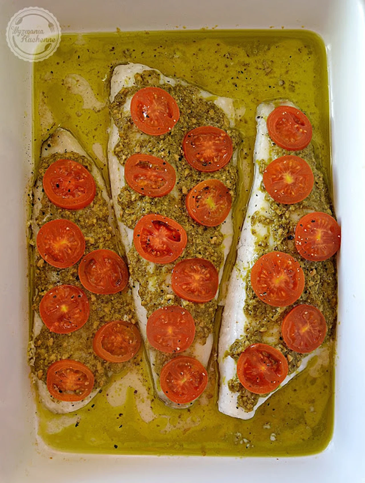Ryba z pesto i pomidorkami