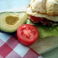 Club sandwich, czyli kanapka klubowa z sadzonym jajkiem