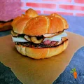Kanapka z pastrami i dressingiem rosyjskim