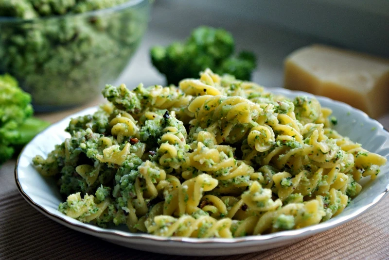 Makaron z pesto brokułowym