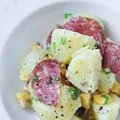 Sałatka ziemniaczana z salami i serem pleśniowym