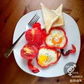 jajka na czerwono z grillowanymi pomidorami