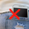 Dlaczego nie należy nosić telefonu w tylnej kieszeni spodni? Odpowiadamy!