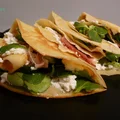 Naleśniki z szynką parmeńską, roszponką i serem ricotta