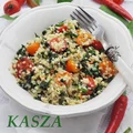 Sałatka. Kasza bulgur ze szpinakiem i pomidorami