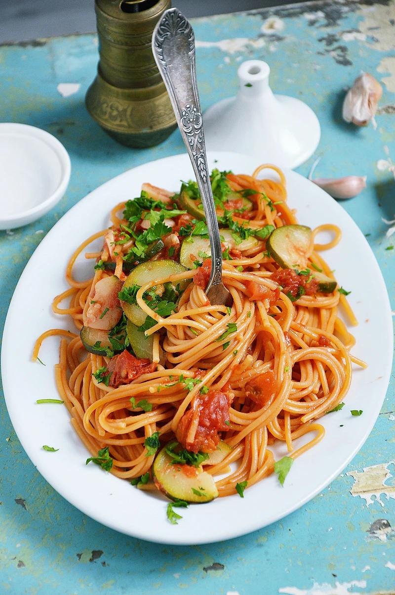 Spaghetti z cukinią w pomidorach