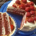 czerwony tort truskawkowy z masą serową