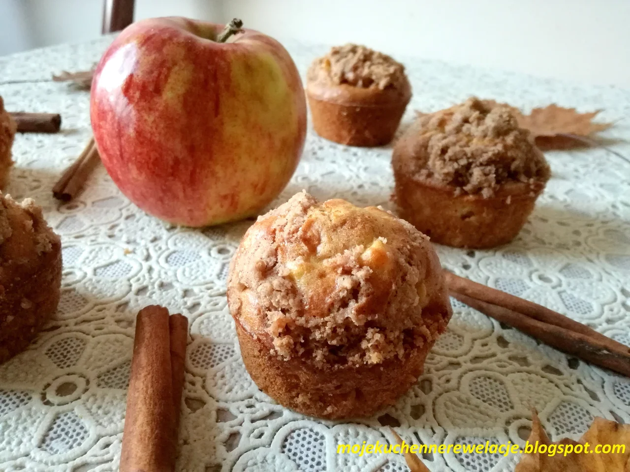 Muffiny z jabłkiem i cynamonową kruszonką