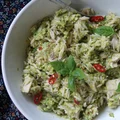 Sałatka z makaronu orzo, indyka i pesto z awokado