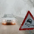 Drogi będą wyglądać na suche, a to pułapka. Uważaj na czarny lód!