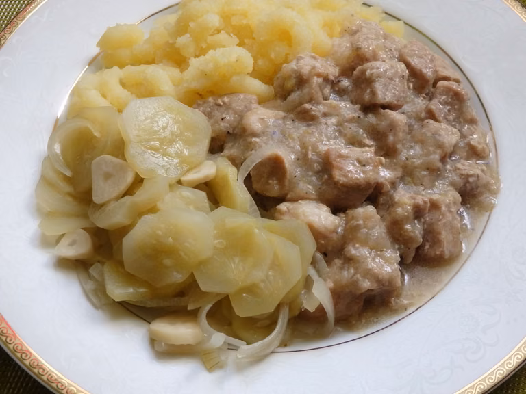 Gulasz wieprzowy z cebulą