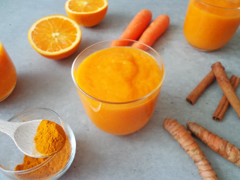 Koktajl detoks z mango, marchwi, kurkumy i cynamonu