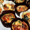 Babeczki ze szpinakiem, serem mozzarella i pieczarkami