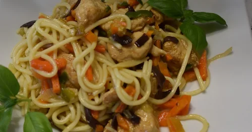 Spaghetti z warzywami chińskimi