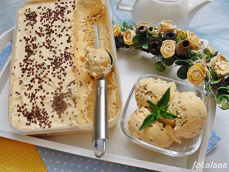 Lody kajmakowe z czekoladą