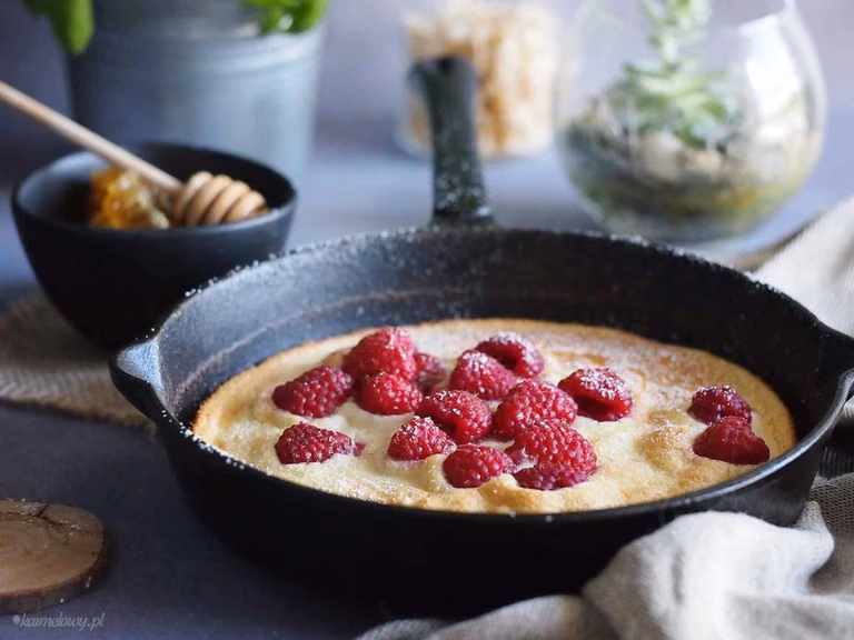 Puszysty omlet miodowy z malinami