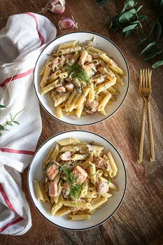 Penne z łososiem w sosie śmietanowym