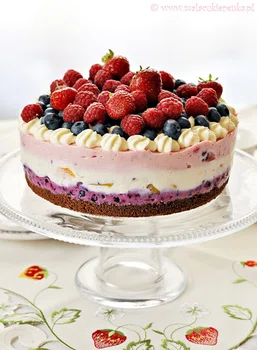 Kolorowy sernik z owocami