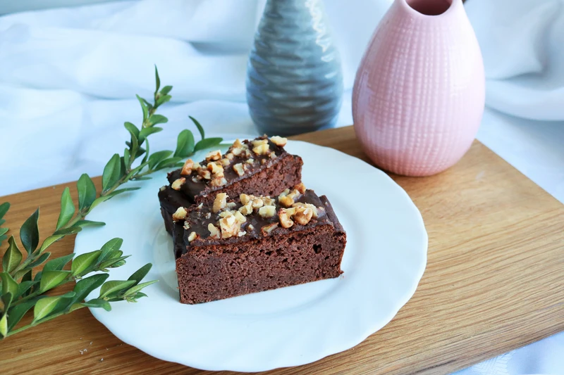 DIETETYCZNE BROWNIE Z CZERWONEJ FASOLI Z POLEWĄ I ORZECHAMI