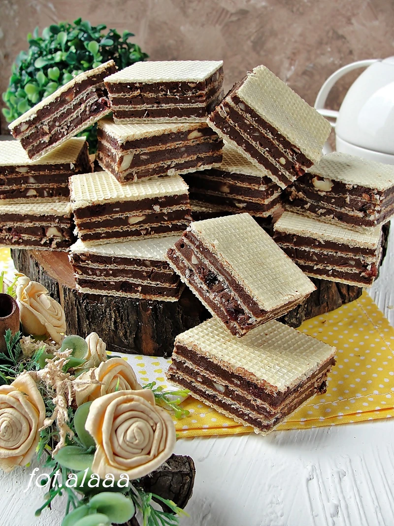Wafle z masą z suchego mleka i bakaliami