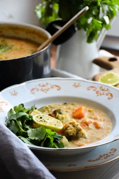 dyniowe curry z brukselką, cukinią, quinoa i kolendrą