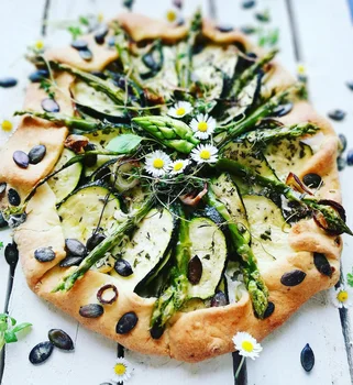 Galette z pestkami dyni,cukinią, zielonymi szparagami i sosem jogurtowym